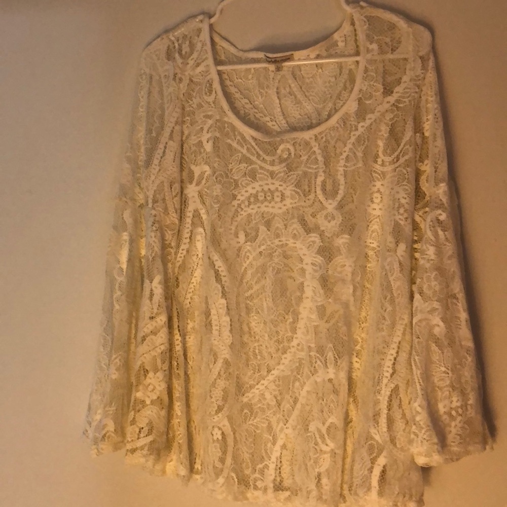 Gorgeous bell sleeve lace top